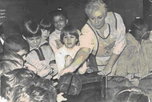 Louise Kelley, a Museum volunteer, shows Barron School Elementary students a horseshoe crab from the Museum’s touch tank. [Photo by Hampton City Schools]